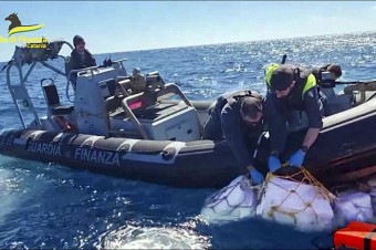 Talianska polícia našla v mori pri Sicílii kokaín v hodnote 400 miliónov eur