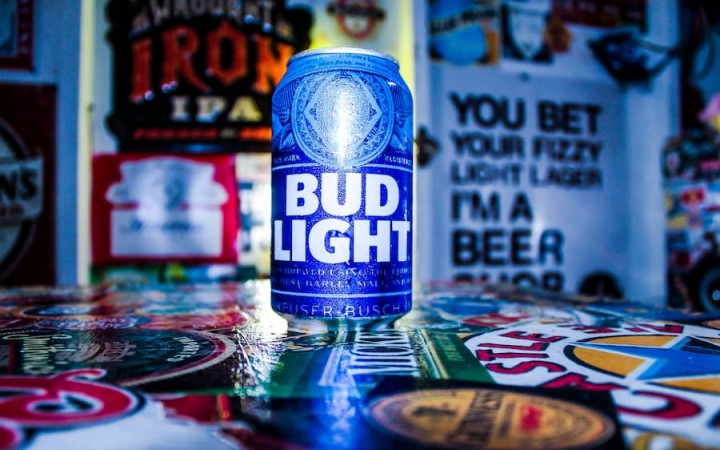 Bud Light spolupracoval s mužom tvrdiacim, že je žena, jeho predajnosť poklesla
