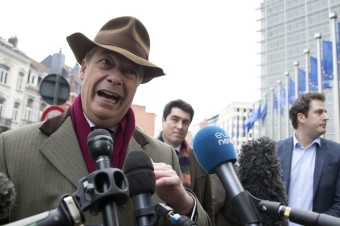 Smerujeme k oddialeniu brexitu a druhému referendu, tvrdí Farage
