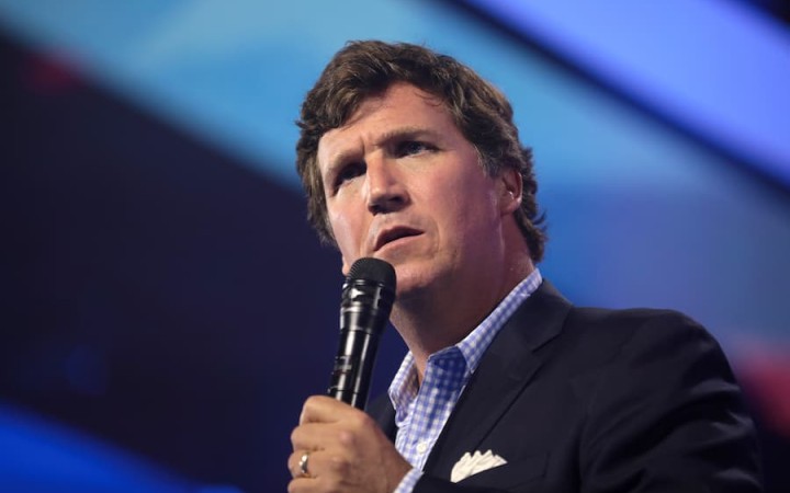Komentátor Tucker Carlson opúšťa televíznu stanicu Fox News