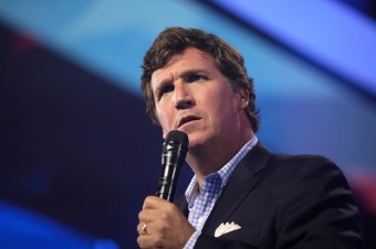 Komentátor Tucker Carlson opúšťa televíznu stanicu Fox News