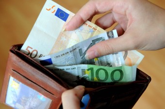 Slováci si v závere minulého roka sporili najmenej od roku 1995