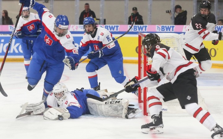 Slováci boli od bronzu 70 sekúnd, s Kanadou prehrali 3:4 v predĺžení