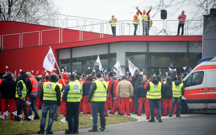V Audi Hungaria štrajkovalo 4-tisíc ľudí, vyjednávanie o mzdách pokračuje