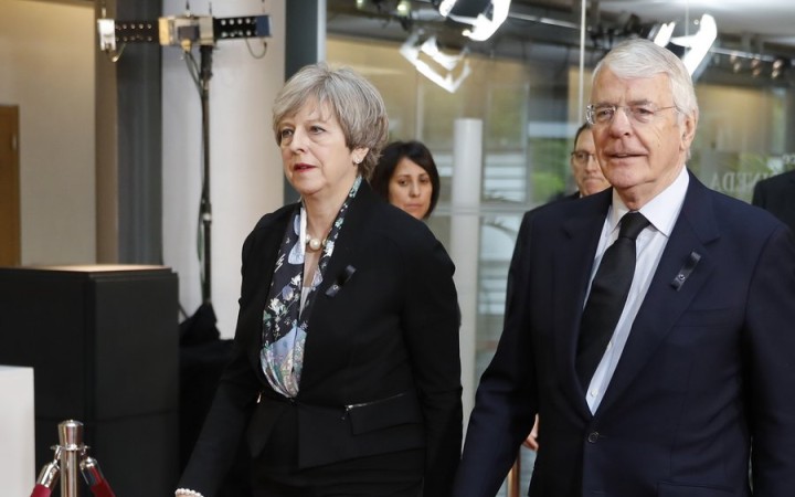 Bývalý britský premiér John Major vyzval Mayovú ku kompromisu