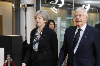 Bývalý britský premiér John Major vyzval Mayovú ku kompromisu