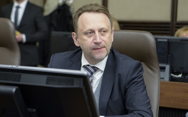 Odstúpil po kauze s dotáciou od Budaja, ktorú si však jeho firma plánuje nechať