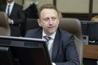 Odstúpil po kauze s dotáciou od Budaja, ktorú si však jeho firma plánuje nechať
