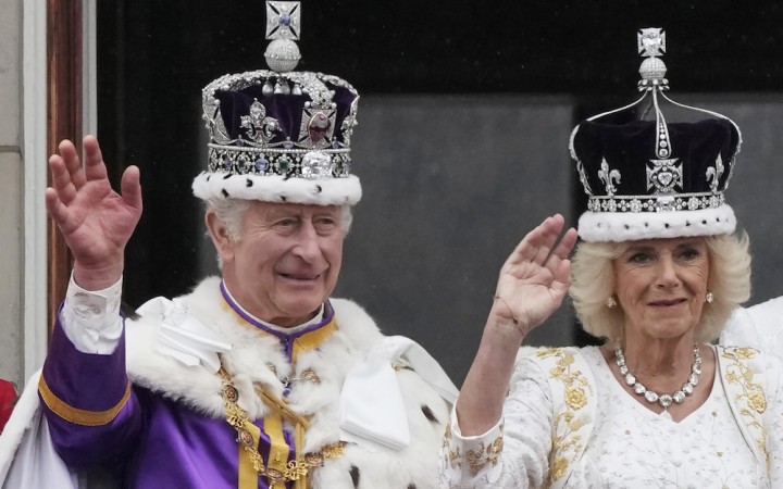 Členovia britskej kráľovskej rodiny vystúpili na balkón Buckinghamského paláca