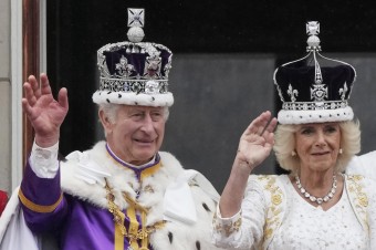 Členovia britskej kráľovskej rodiny vystúpili na balkón Buckinghamského paláca