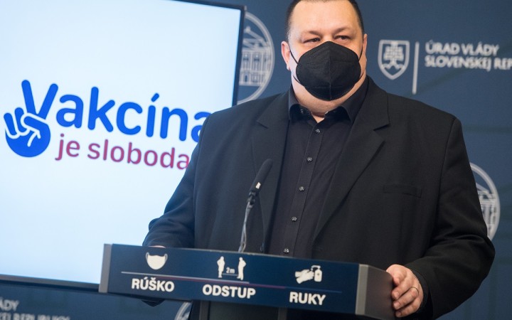 Hygienik zrušil povinnosť nosiť respirátory v nemocniciach a lekárňach