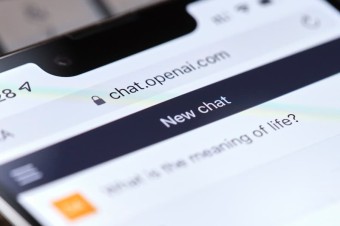 Odborníci navrhujú jasné označenie generovaného obsahu a vekové obmedzenia