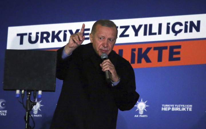 Erdoğan prvýkrát nevyhral už v prvom kole, ale víťazstvo opozície to nie je