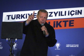Erdoğan prvýkrát nevyhral už v prvom kole, ale víťazstvo opozície to nie je