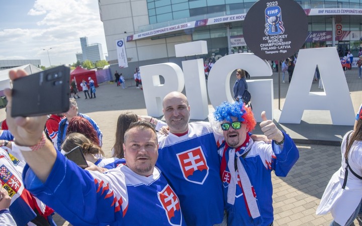 Slovenskí fanúšikovia okupujú Rigu, vykúpili všetky dresy