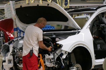 Poslanci schválili stanovisko parlamentu k zákazu spaľovacích motorov