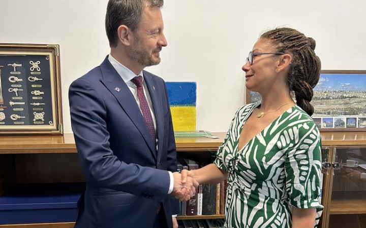 Heger a Nicholsonová idú do volieb spoločne. Jablko má päť miest na kandidátke
