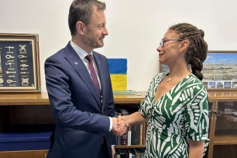 Heger a Nicholsonová idú do volieb spoločne. Jablko má päť miest na kandidátke