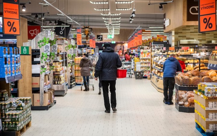 Ceny energií klesli, lacnejšie potraviny však zatiaľ nečakajte