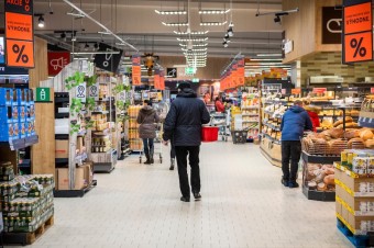 Ceny energií klesli, lacnejšie potraviny však zatiaľ nečakajte