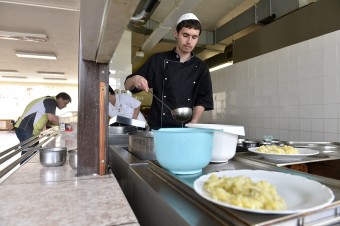 Dotované obedy budú mať aj žiaci na osemročných gymnáziách
