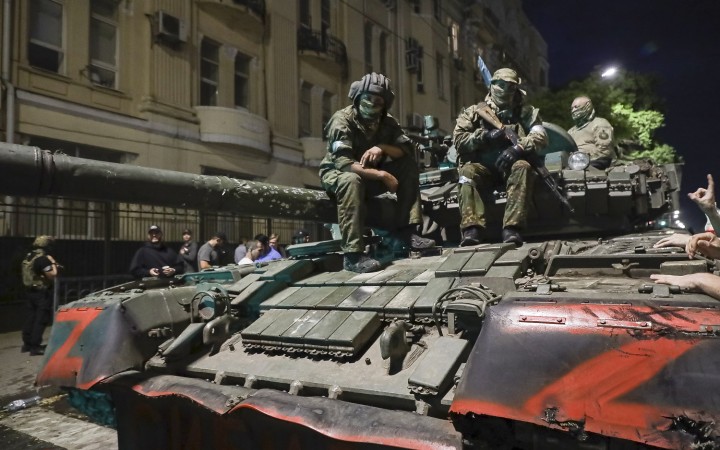 Rusko sa pripravuje na prevzatie ťažkej vojenskej techniky vagnerovcov