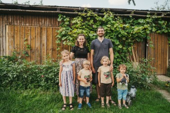 Rodina gréckokatolíckeho kňaza na ekologickej farme pestuje kivi i hurmikaki
