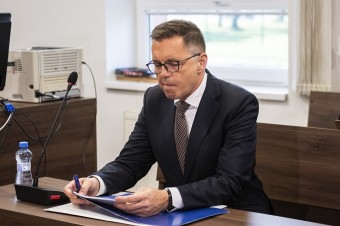 Guvernér NBS vyhlásil, že je nevinný. Podľa obžaloby odovzdal úplatok Imreczemu