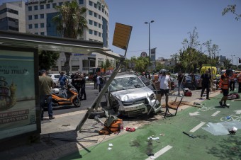 Palestínsky útočník narážal v Tel Avive autom do ľudí, zastrelili ho