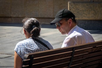 Za biskupom v Bratislave prišli rodiny po požehnanie, ale aj kritici
