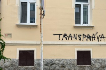 Budovu Pápežských misijných diel v Bratislave posprejovali transheslom