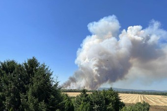 Horí pole s obilím, okolité samosprávy vyzývajú ľudí, aby pozatvárali okná