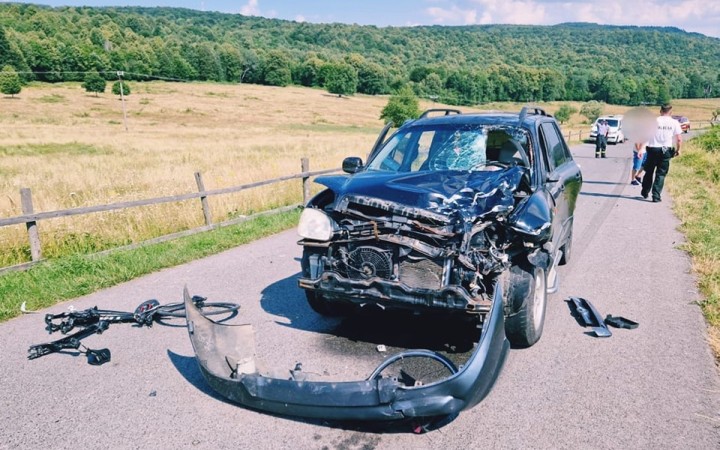 Auto narazilo do dvoch maďarských cyklistov, obaja na mieste zomreli