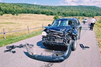 Auto narazilo do dvoch maďarských cyklistov, obaja na mieste zomreli