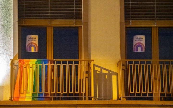 Ministerka Dubovcová vyvesila dúhovú vlajku i LGBT plagáty do každého okna