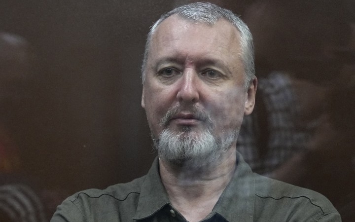 Ruský vojnový bloger Girkin je v moskovskej väznici, v cele má chladničku aj TV