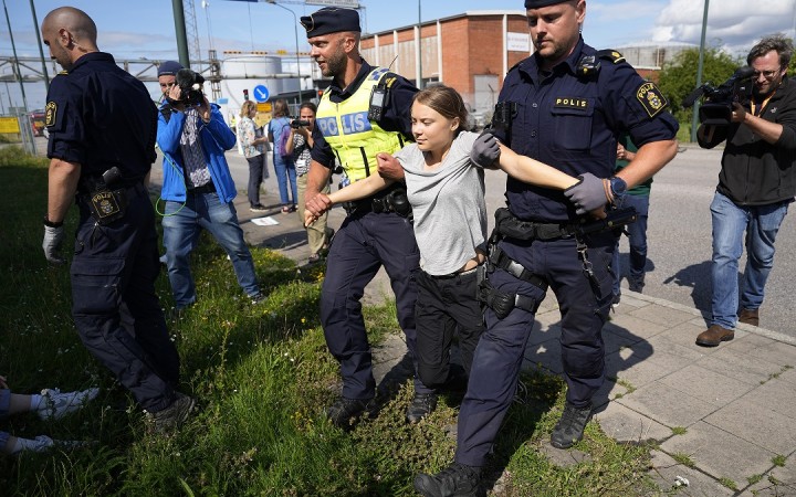 Gretu Thunbergovú z protestu v Malmö znovu odviedla polícia