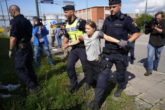 Gretu Thunbergovú z protestu v Malmö znovu odviedla polícia