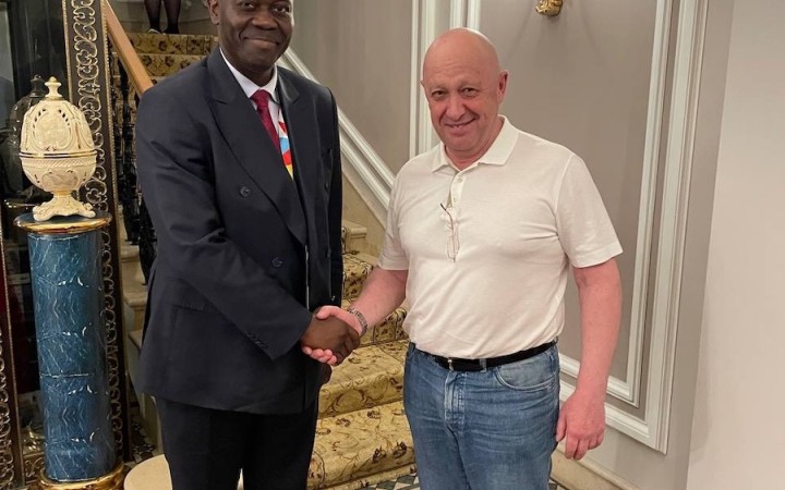 Prigožin je údajne v Rusku, fotografie ho zachytávajú s africkými lídrami
