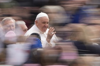 Pápež je znepokojený požiarmi v Stredomorí. Vyzýva začať sa starať o planétu Zem