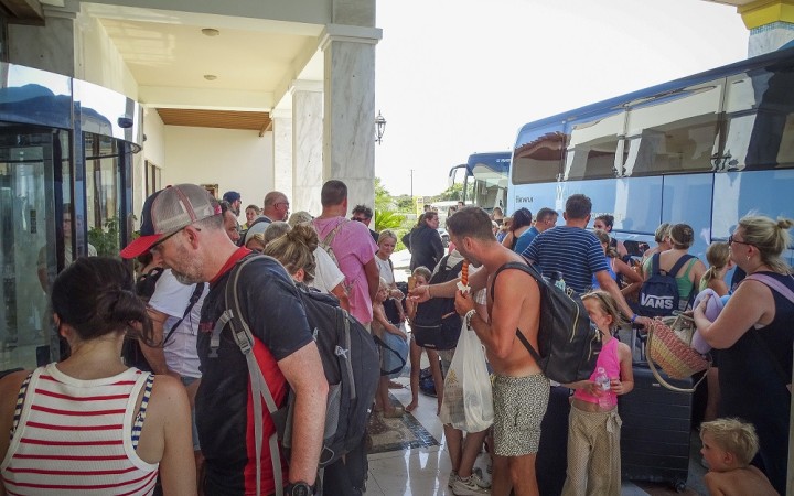 Grécko ponúklo evakuovaným turistom z Rodosu týždeň dovolenky na ostrove zdarma