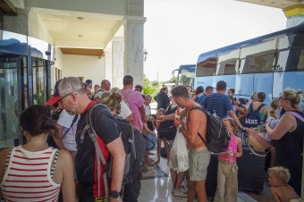 Grécko ponúklo evakuovaným turistom z Rodosu týždeň dovolenky na ostrove zdarma