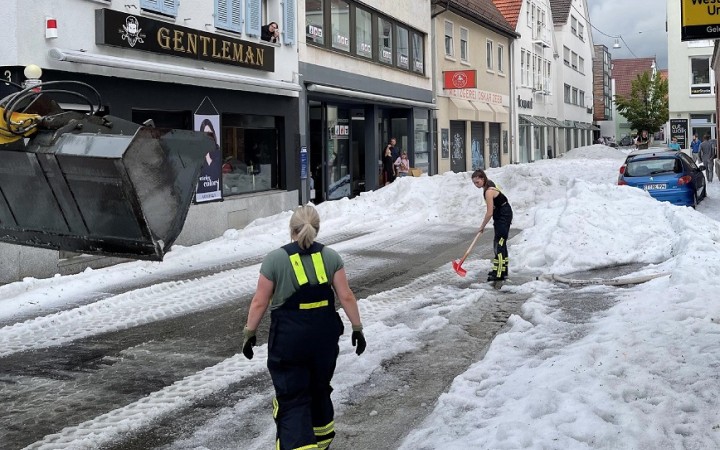 Nemecké mesto Reutlingen nasadilo na odstraňovanie krúp z ulíc snežné pluhy