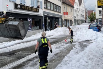 Nemecké mesto Reutlingen nasadilo na odstraňovanie krúp z ulíc snežné pluhy
