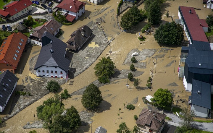 Počet úmrtí súvisiacich s prudkými búrkami a lejakmi stúpol na šesť