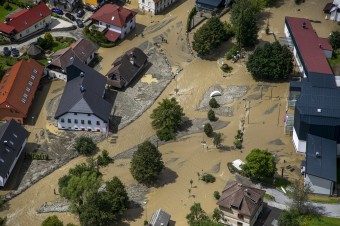 Počet úmrtí súvisiacich s prudkými búrkami a lejakmi stúpol na šesť