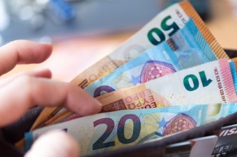 Mladí bývajú u rodičov do tridsiatky, napriek tomu si sporia málo