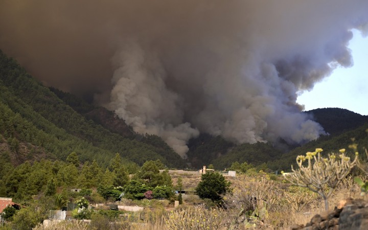 Požiar na Tenerife sa naďalej šíri, úrady začali evakuáciu