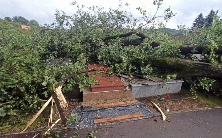 Silná búrka spôsobila v sobotu na severe Slovenska energetickú kalamitu