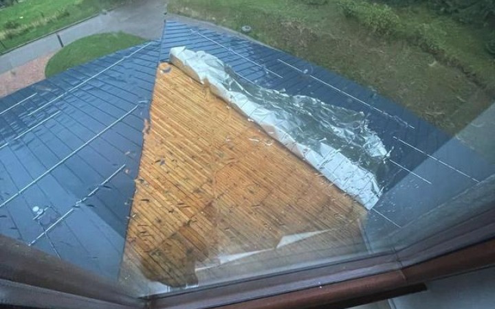 Búrka na Kysuciach poškodila strechu Kostola na hore Živčáková